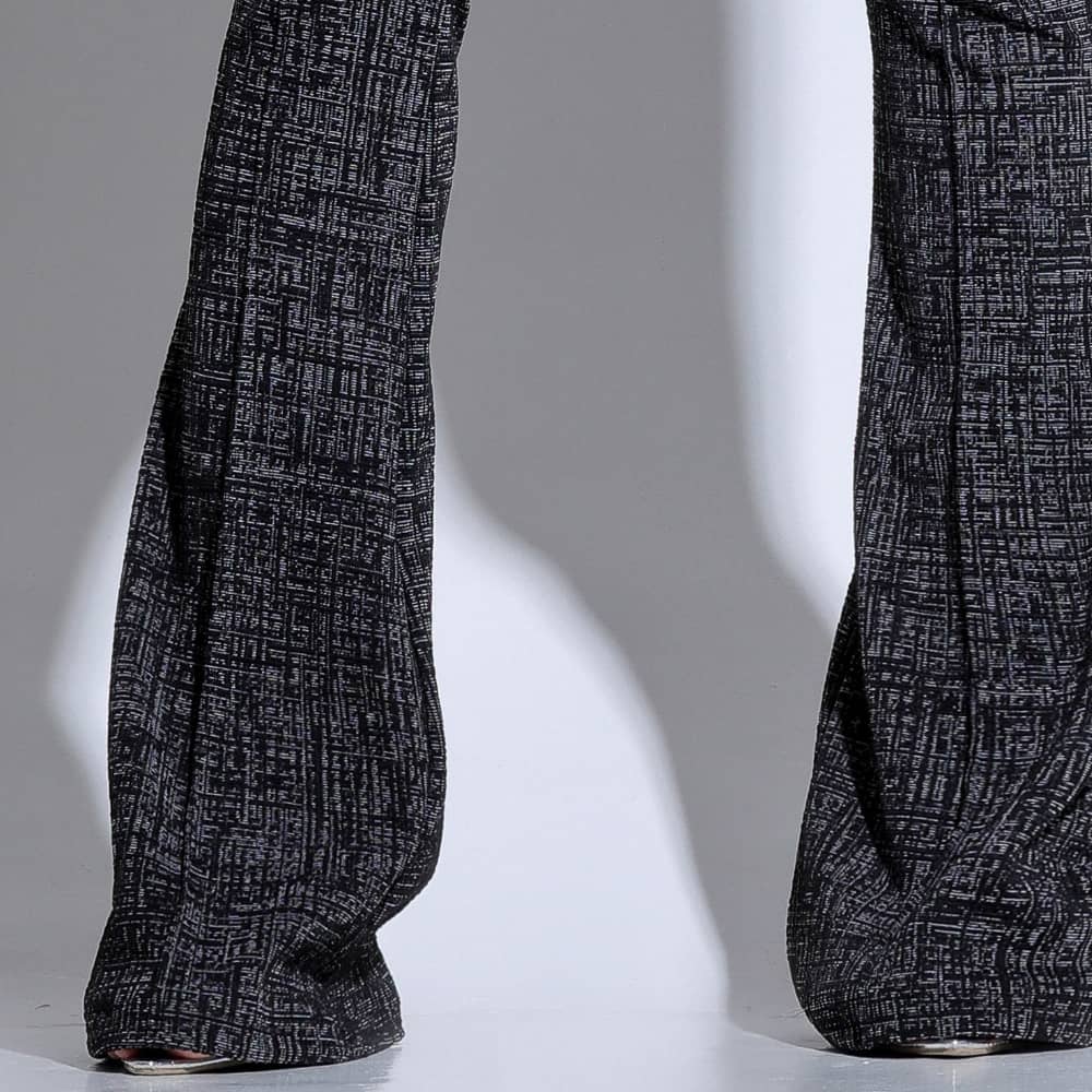 Calça Flare Preta Feminina Versátil com Detalhe Texturizado Docebe