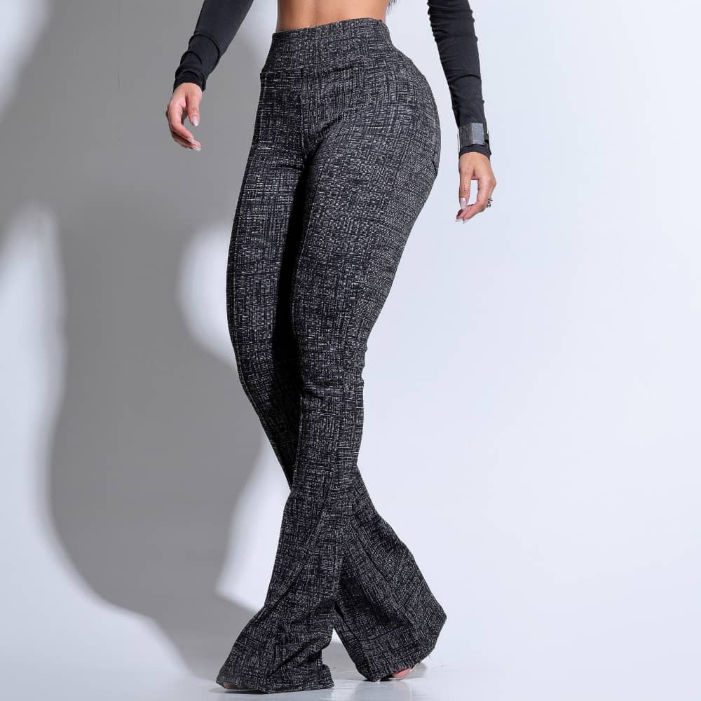 Calça Flare Feminina Preta com Estampa Texturizada e Caimento Perfeito Docebe