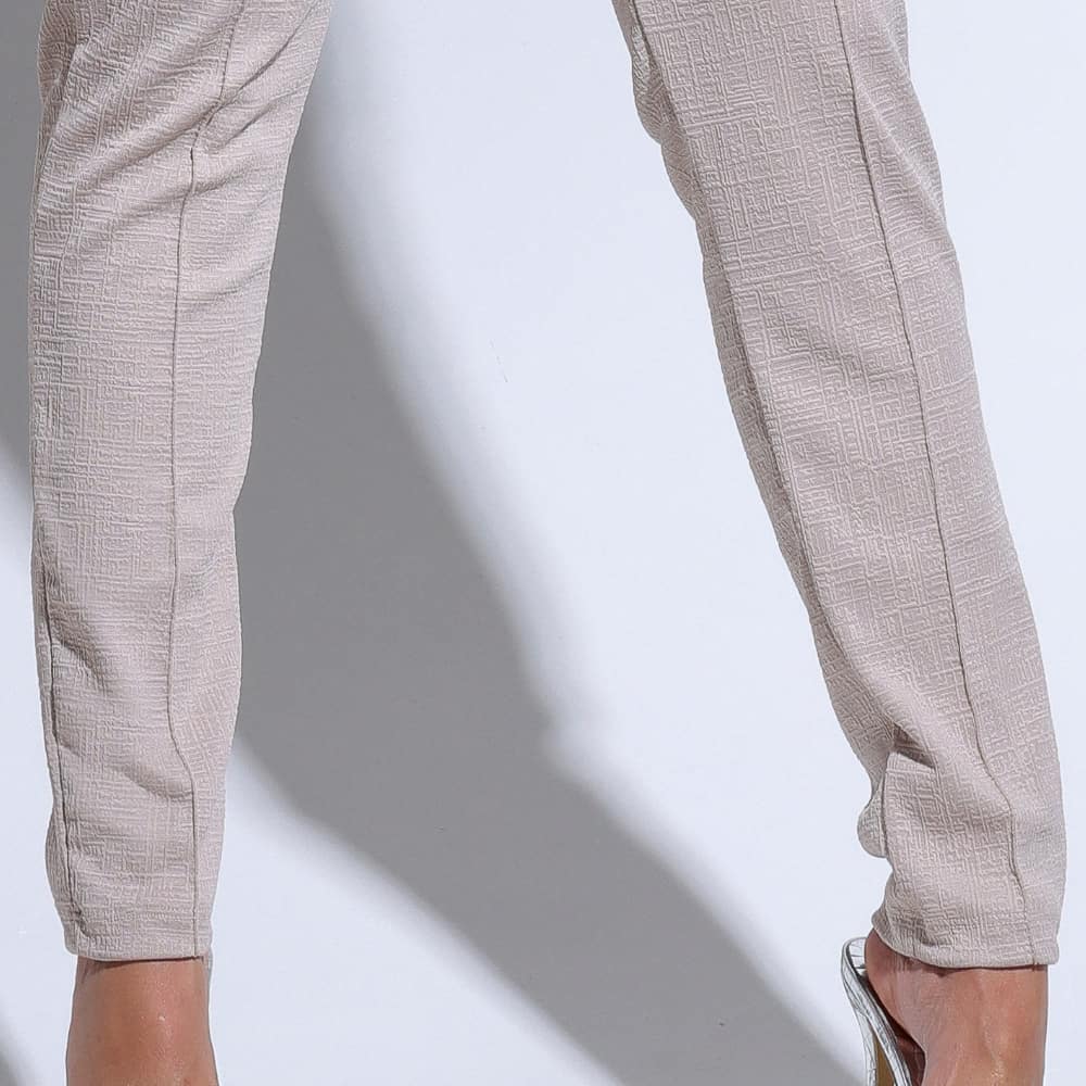 Calça Feminina Bege com Bolsos e Detalhes de Alfaiataria Docebe