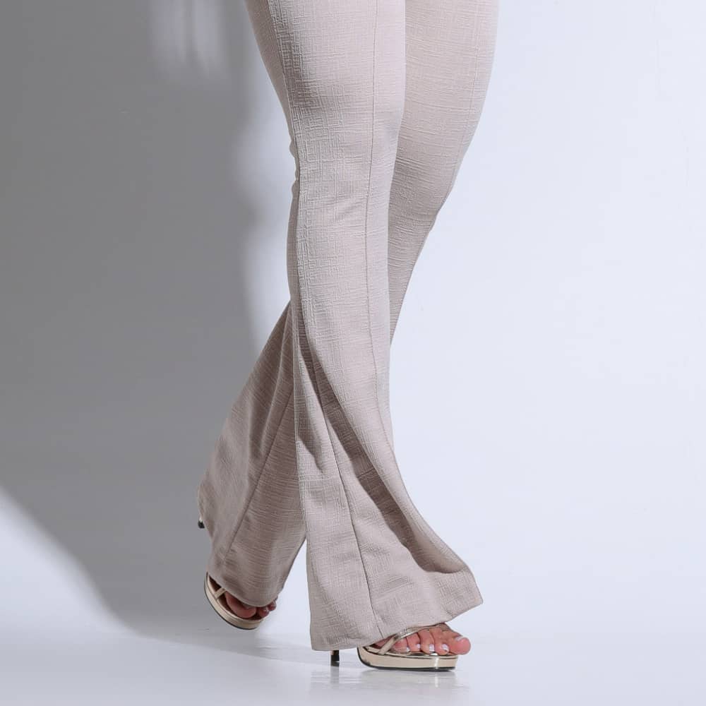 Calça Feminina Bege Alongada com Caimento Elegante Docebe