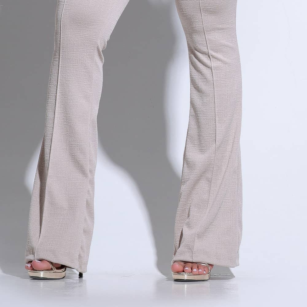 Calça Feminina Bege Casual Chic Modelagem Flare Docebe