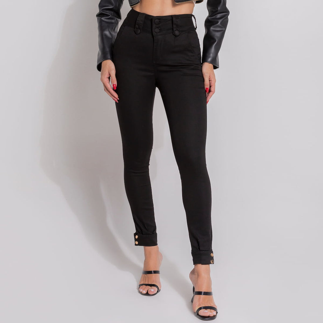 Calça Jeans Preto Que Não Desbota Detalhe Barra - BE106